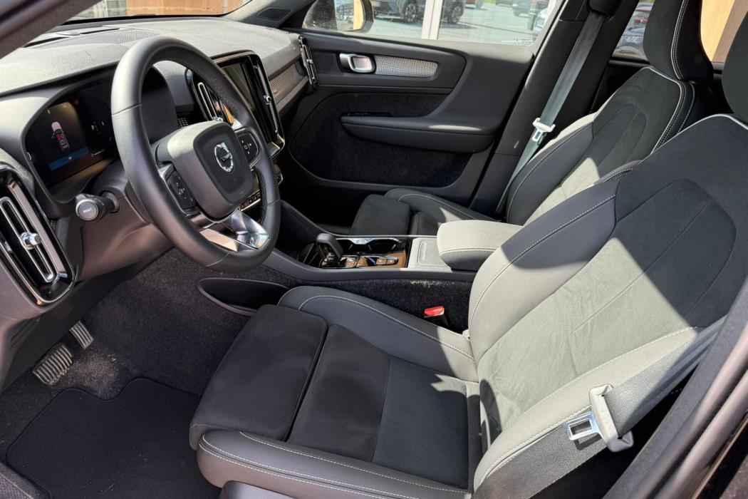 VOLVO XC40 2025
