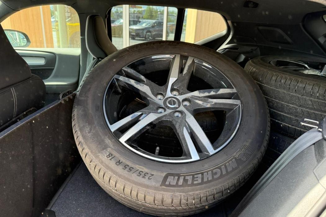 VOLVO XC40 2025