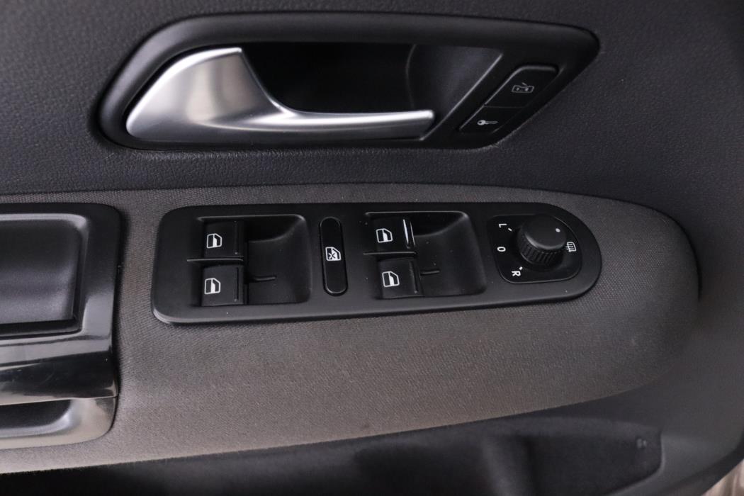 VOLKSWAGEN Amarok 2012