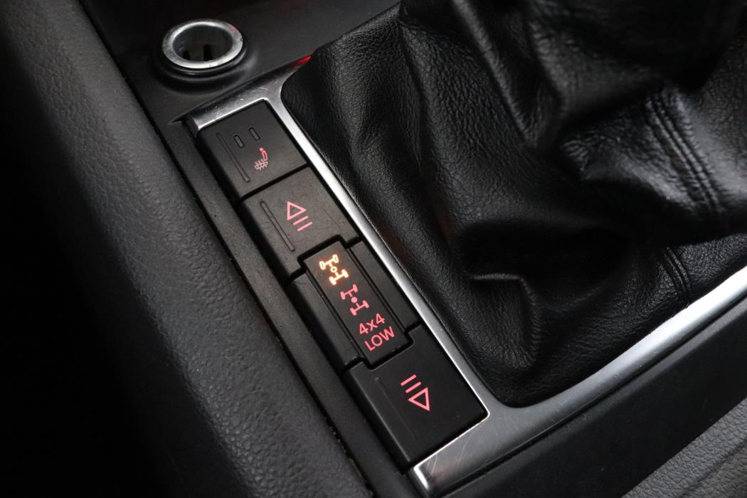 VOLKSWAGEN Amarok 2012