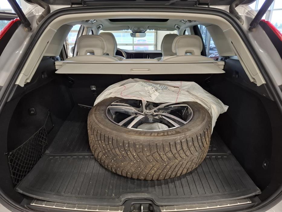 VOLVO XC60 2023