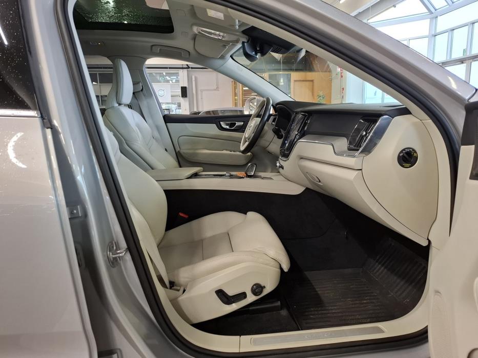 VOLVO XC60 2023