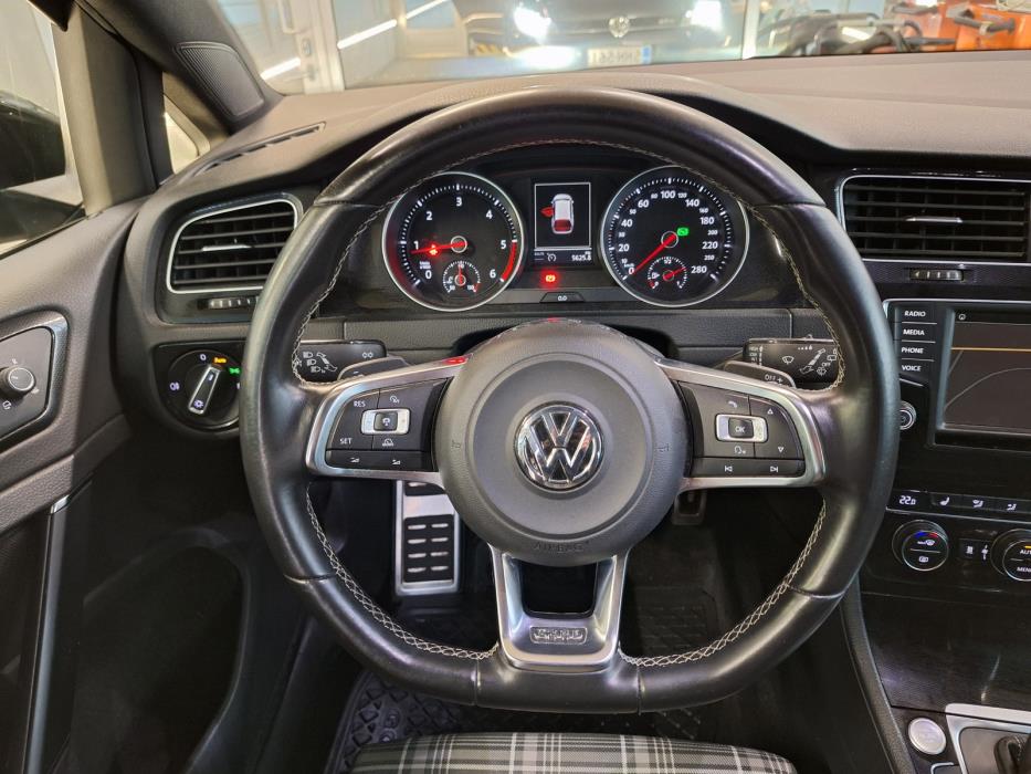 VOLKSWAGEN Golf 2015