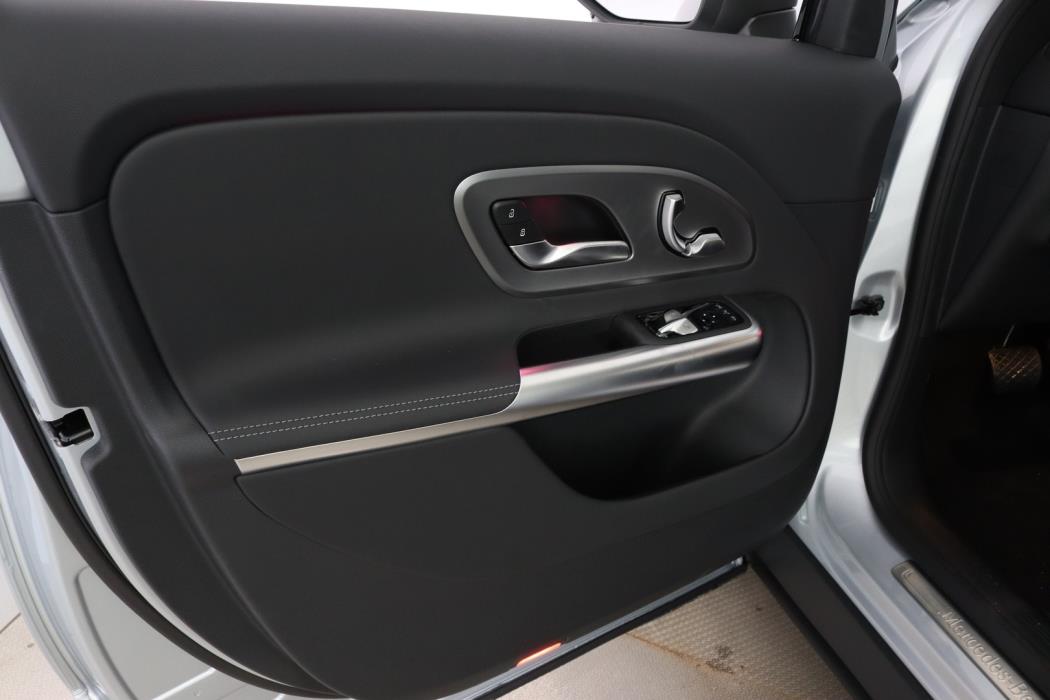 MERCEDES-BENZ GLB 2026