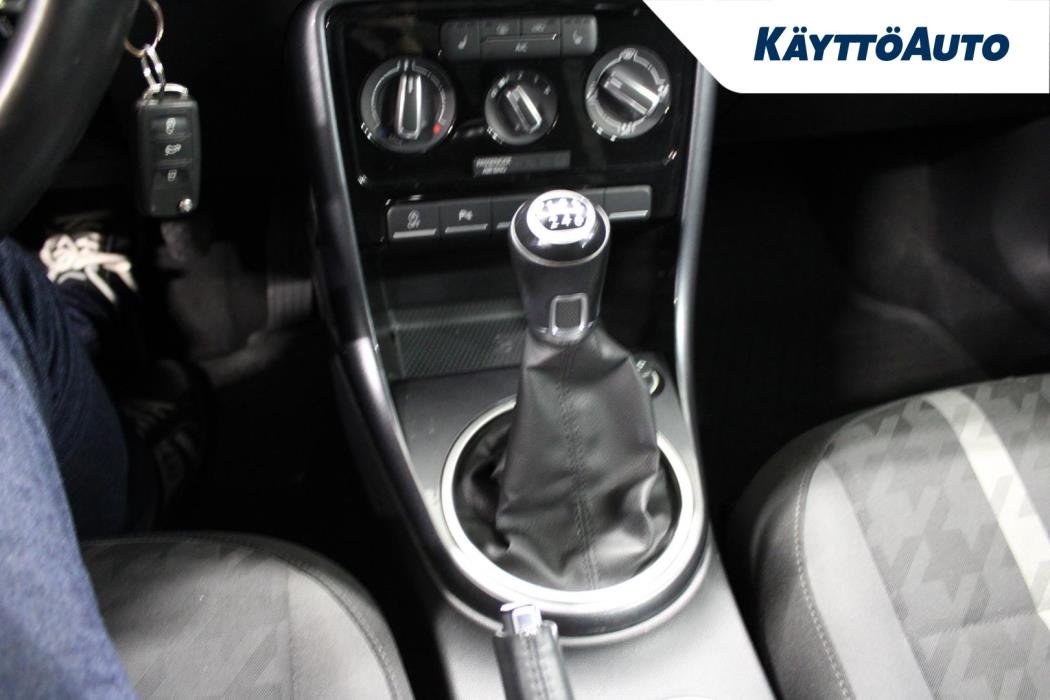 VOLKSWAGEN Beetle 2017