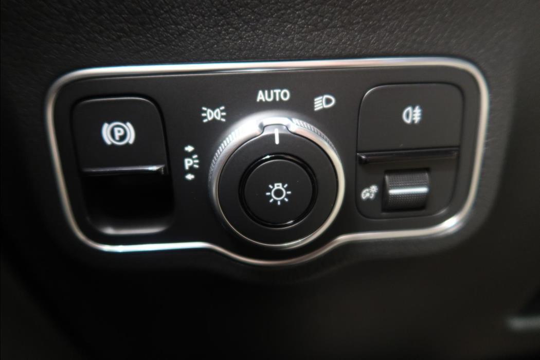 MERCEDES-BENZ EQA 2026