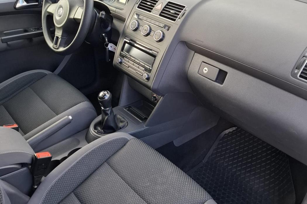 VOLKSWAGEN Touran 2013