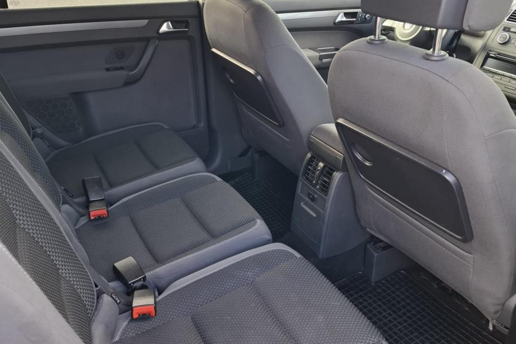 VOLKSWAGEN Touran 2013
