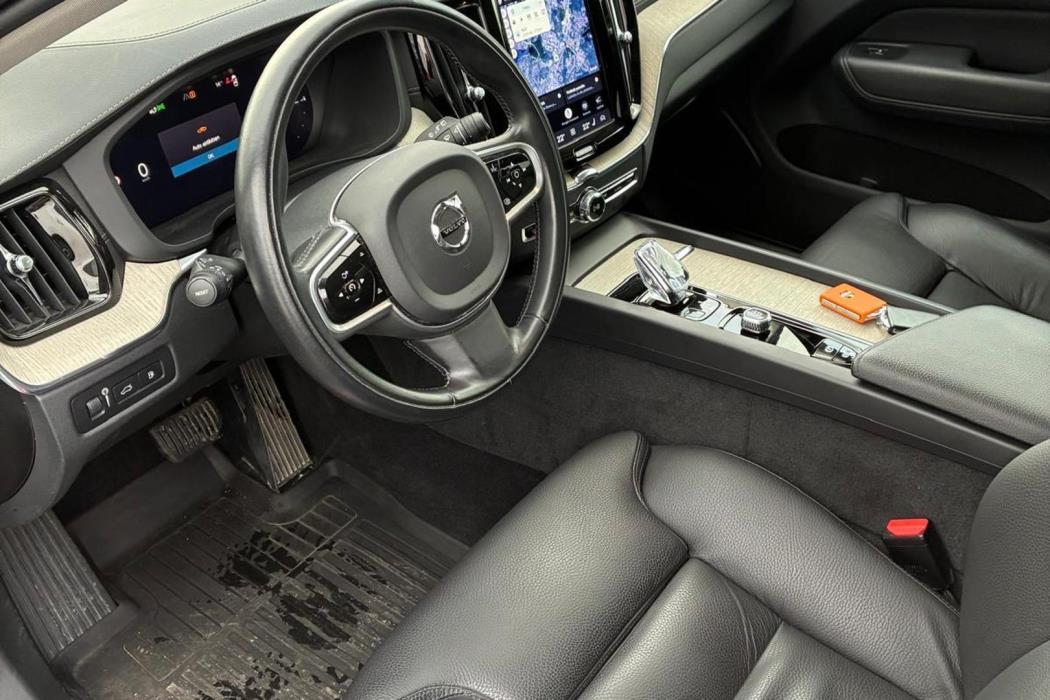 VOLVO XC60 2022