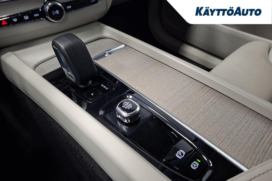 VOLVO XC60 2023