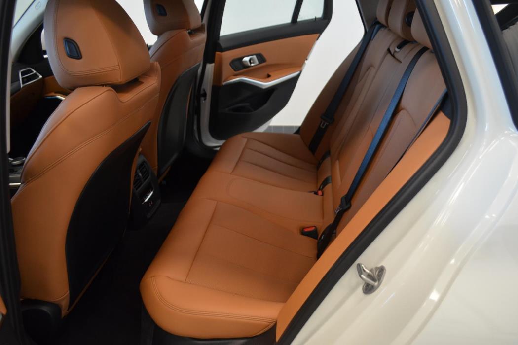 BMW 330 2026
