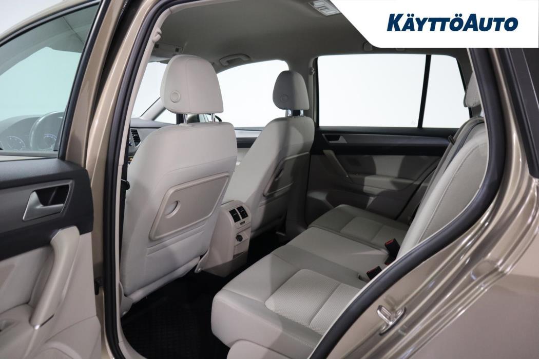 VOLKSWAGEN Golf Sportsvan 2015
