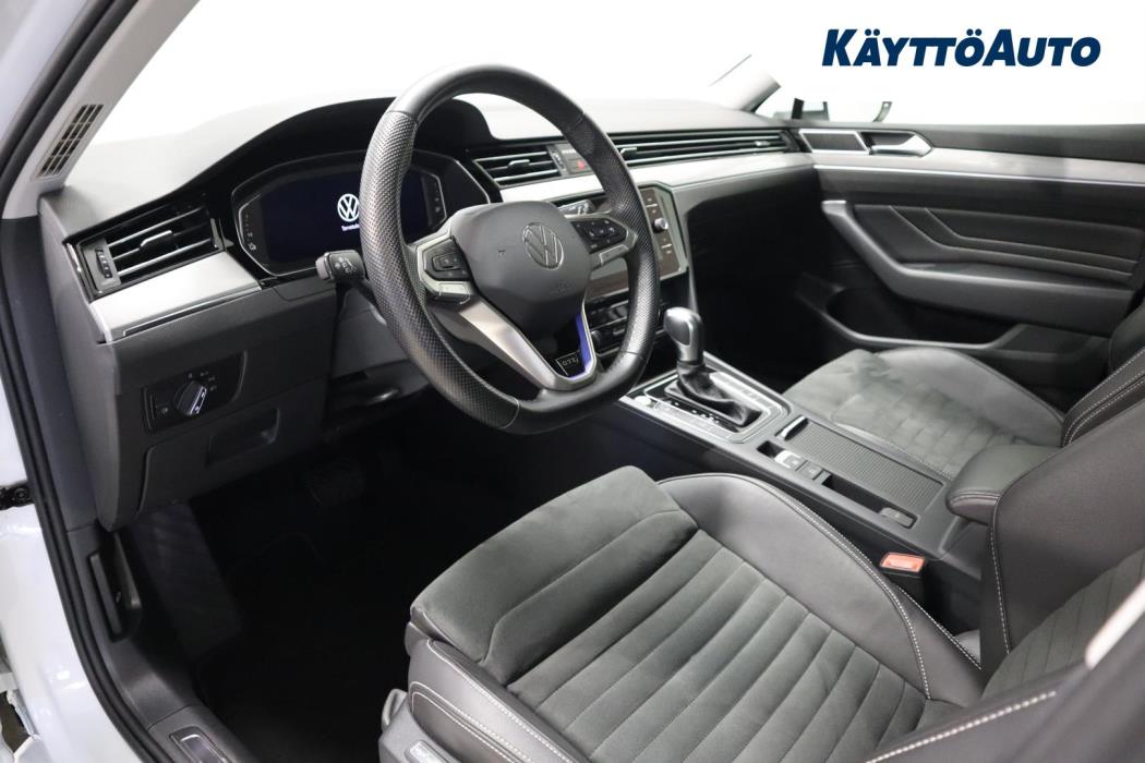 VOLKSWAGEN Passat 2024