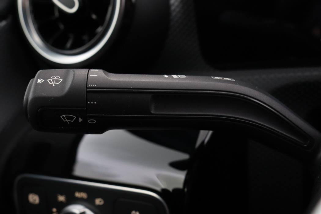 MERCEDES-BENZ A 2020