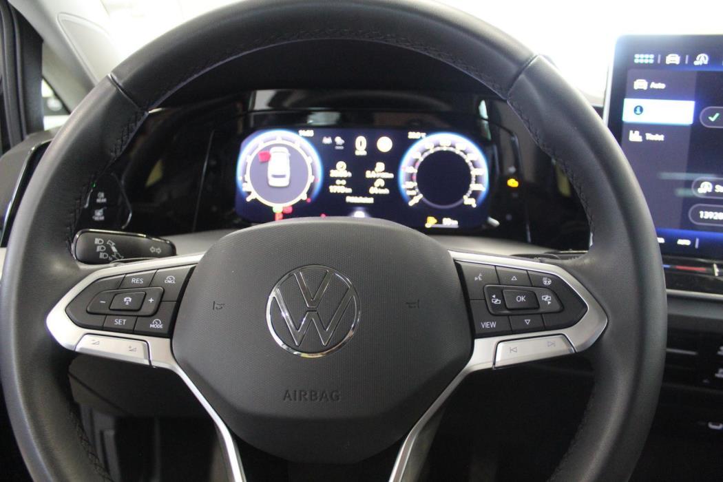 VOLKSWAGEN Golf 2024