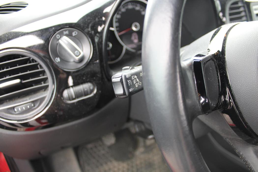 VOLKSWAGEN Beetle 2012
