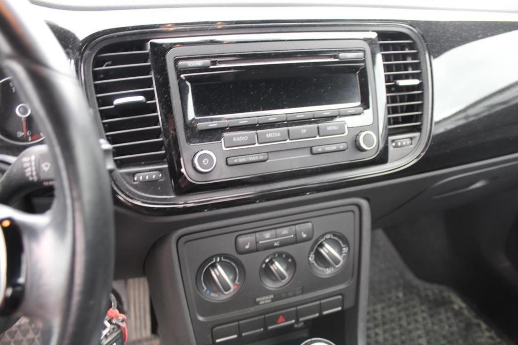VOLKSWAGEN Beetle 2012