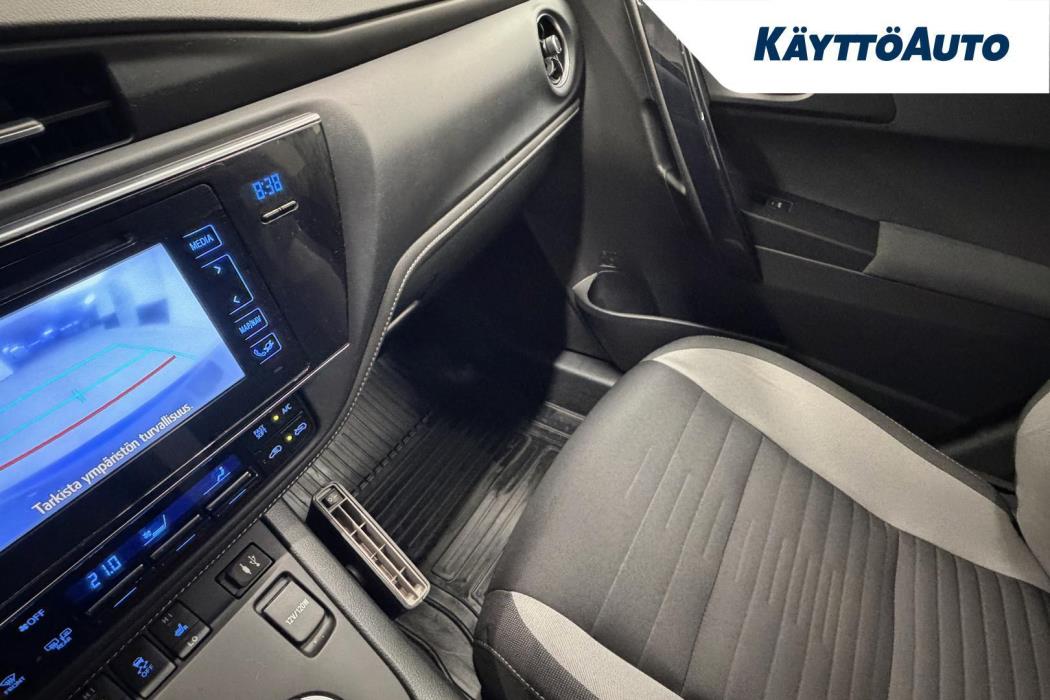 TOYOTA Auris 2015