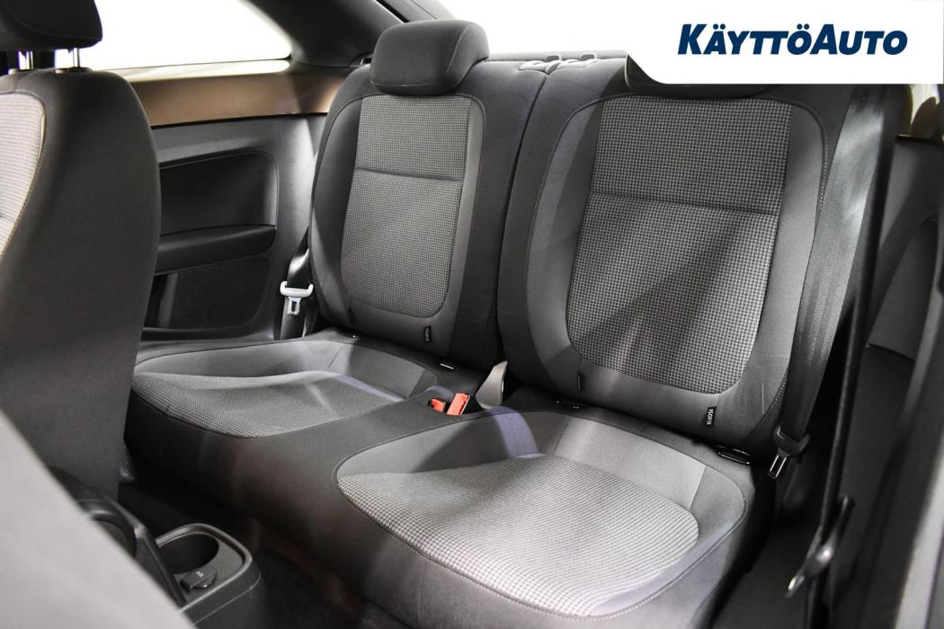 VOLKSWAGEN Beetle 2013