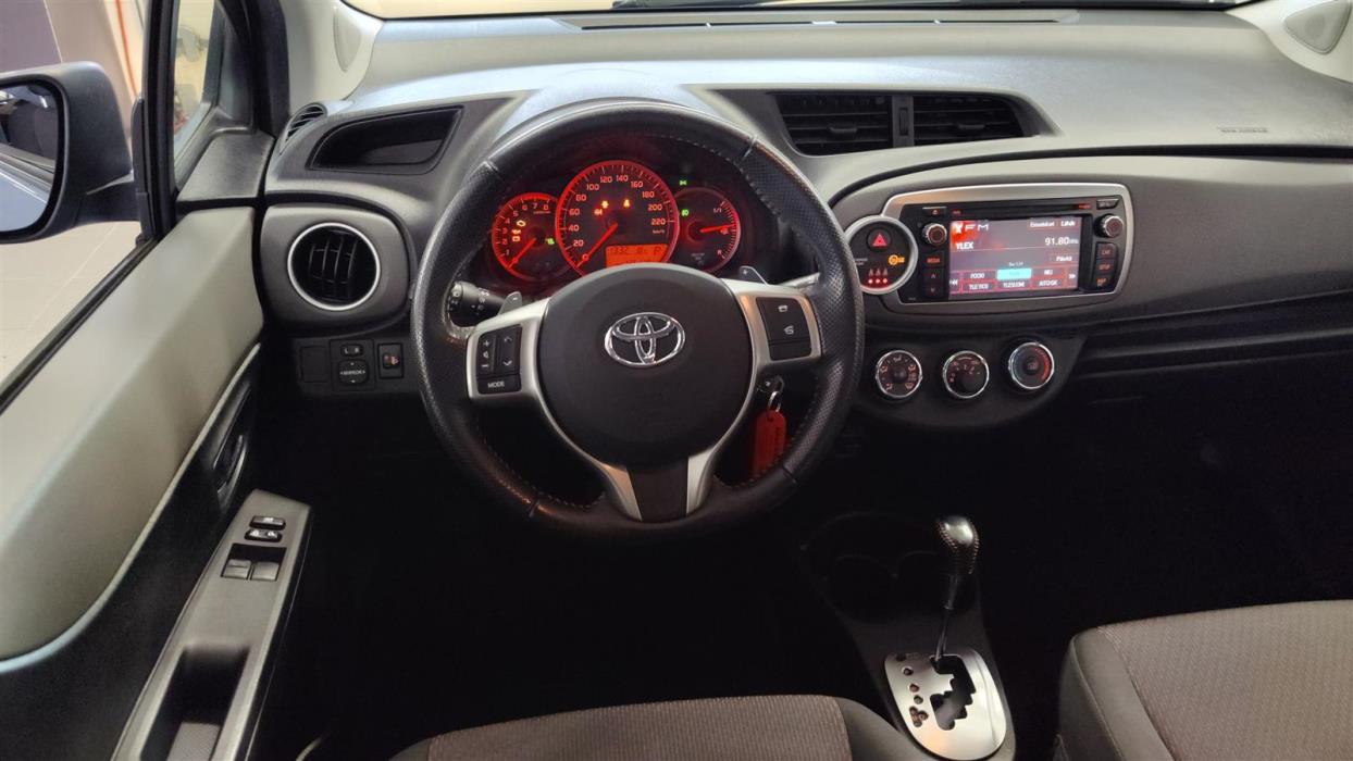 TOYOTA Yaris 2011