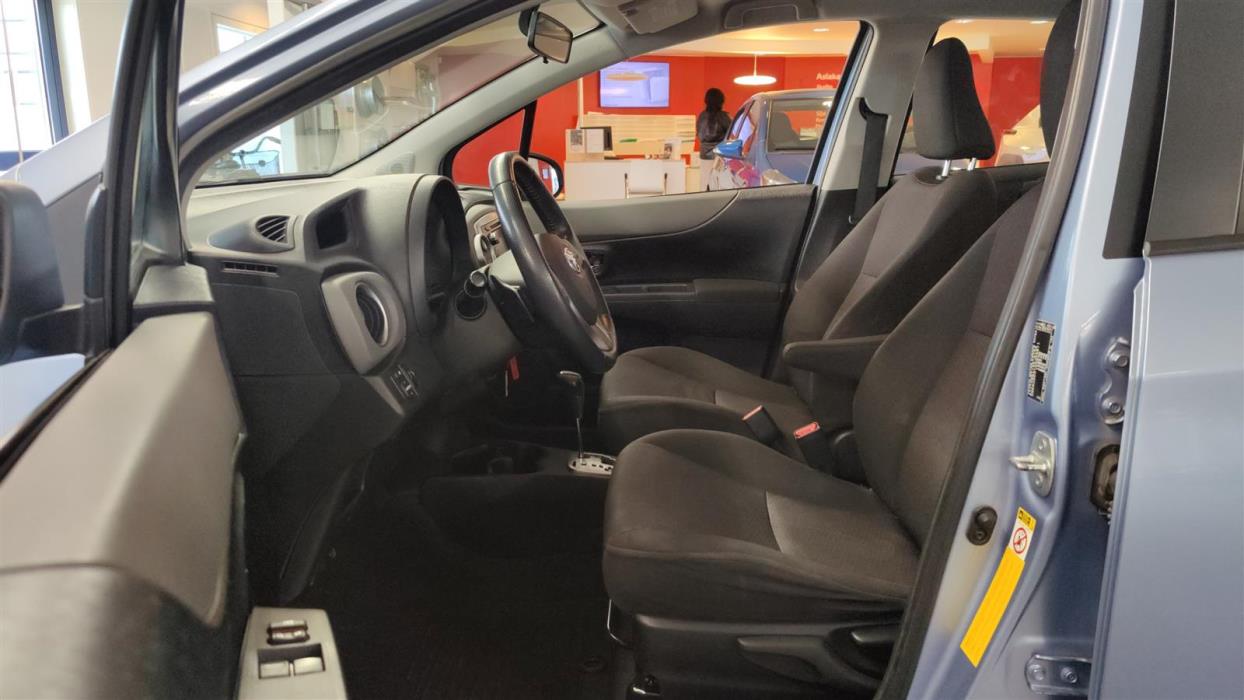 TOYOTA Yaris 2011