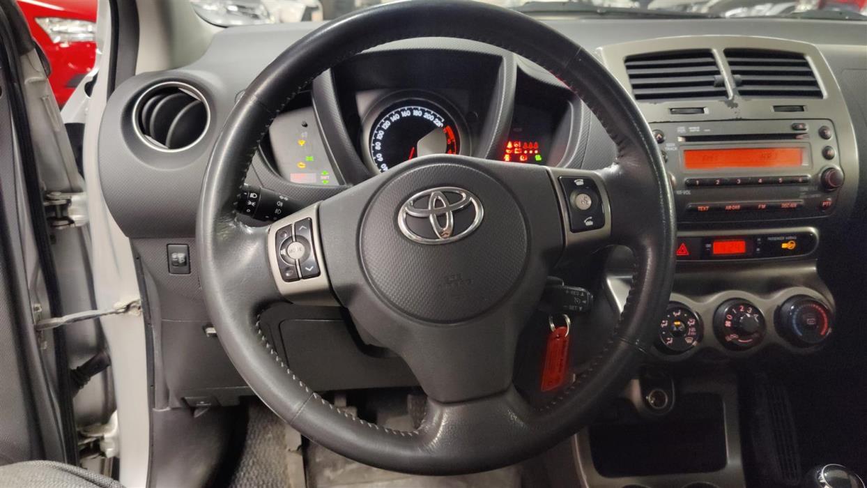 TOYOTA URBAN CRUISER 2011