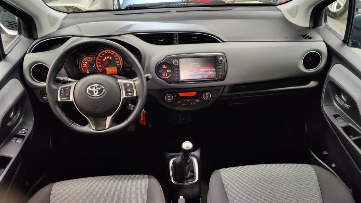 TOYOTA Yaris 2015
