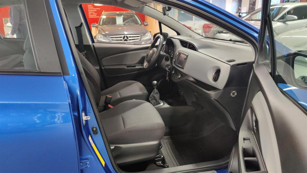 TOYOTA Yaris 2015