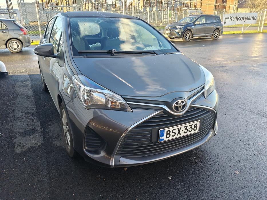TOYOTA Yaris 2015