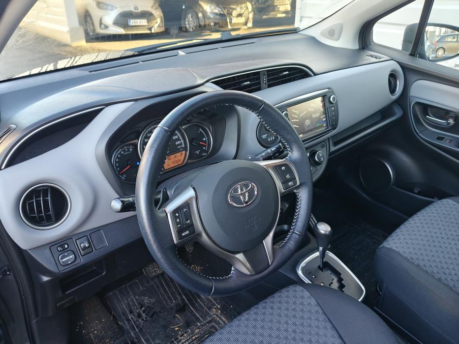 TOYOTA Yaris 2015