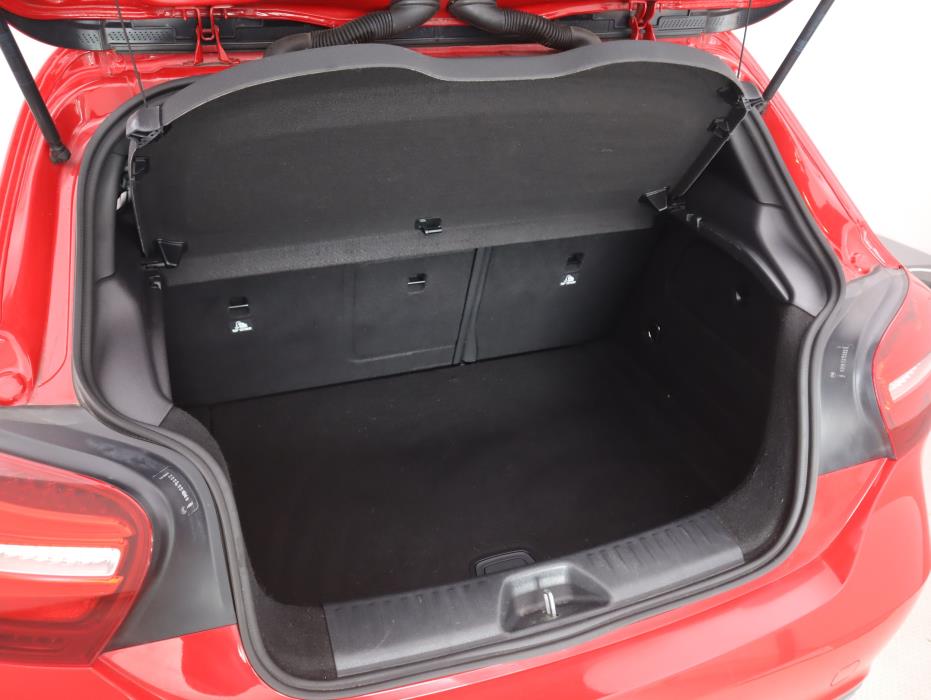 MERCEDES-BENZ A 2015