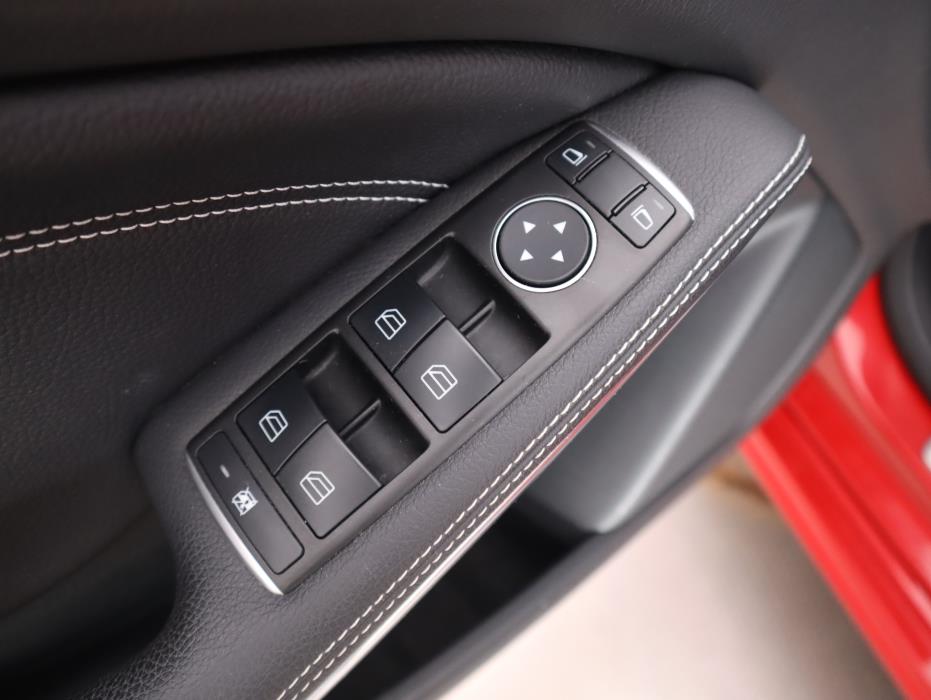 MERCEDES-BENZ A 2015