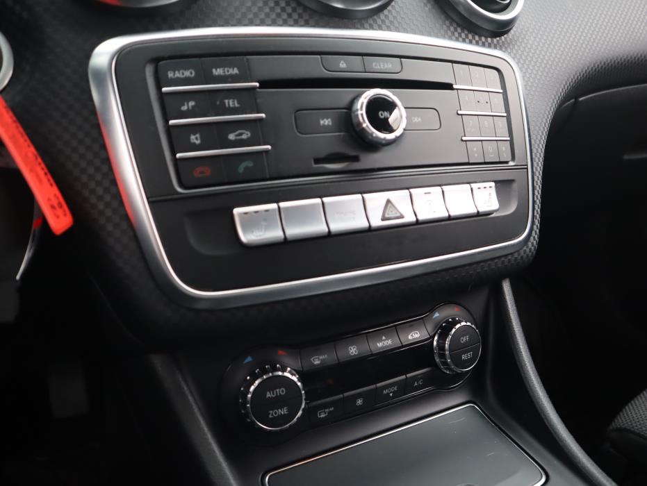 MERCEDES-BENZ A 2015