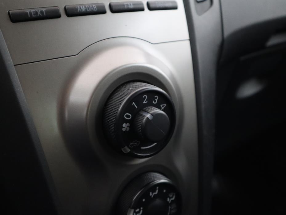 TOYOTA Yaris 2010