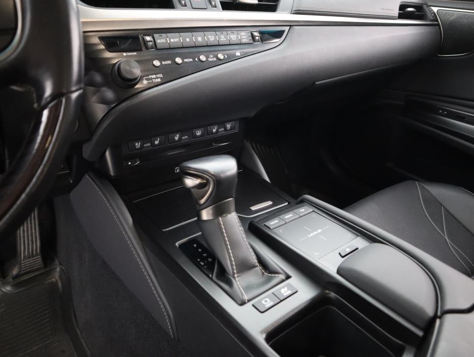 LEXUS ES 2020