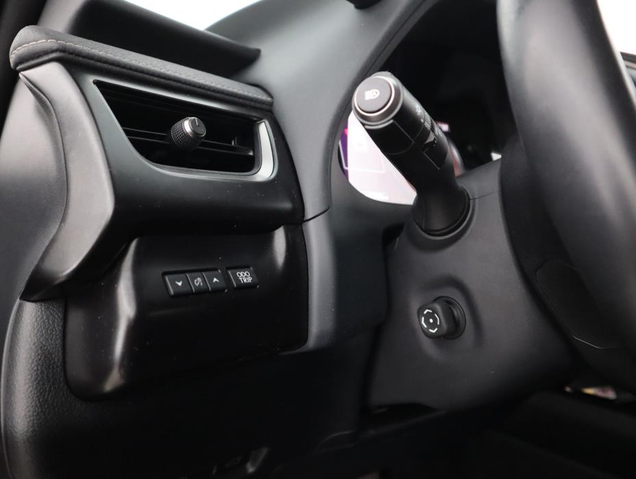 LEXUS UX 2024