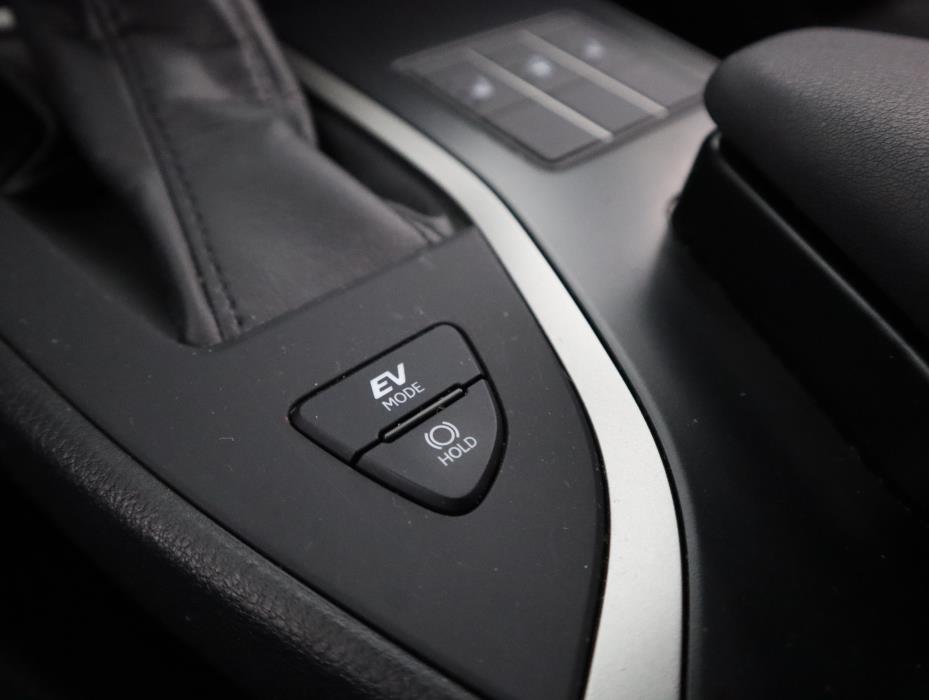 LEXUS UX 2024