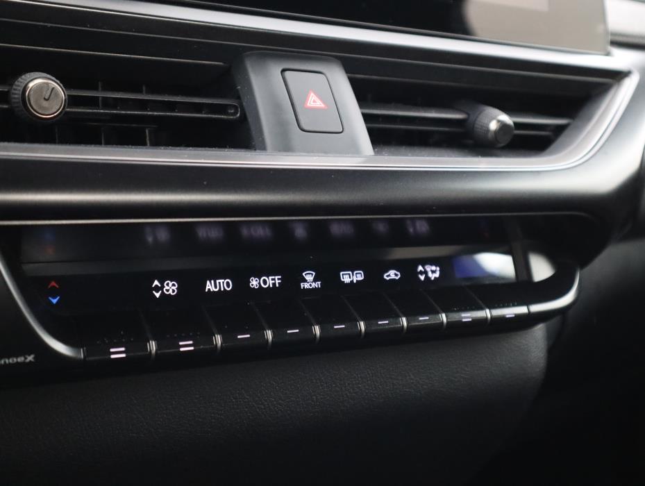 LEXUS UX 2024
