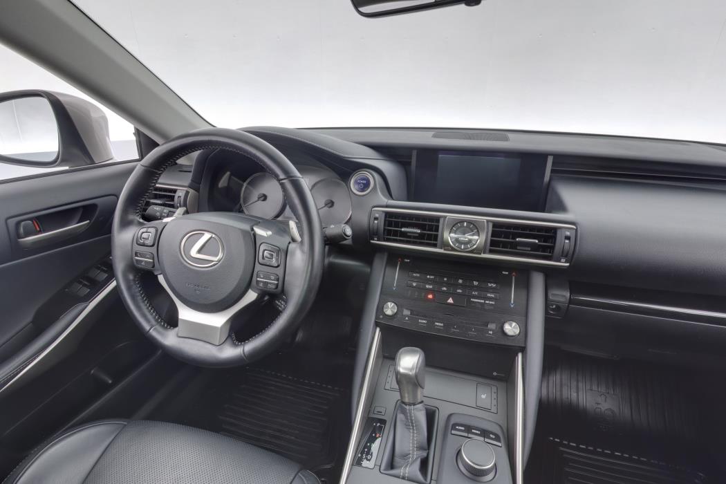 LEXUS IS 2017