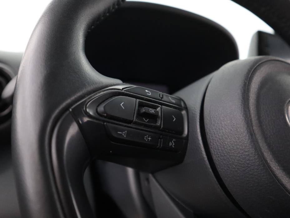 TOYOTA Yaris 2025