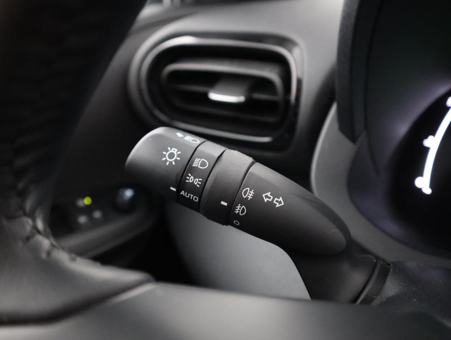TOYOTA Yaris 2025