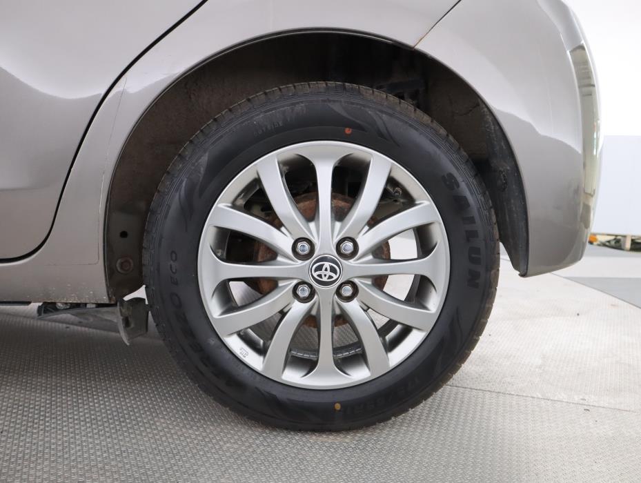 TOYOTA Yaris 2016