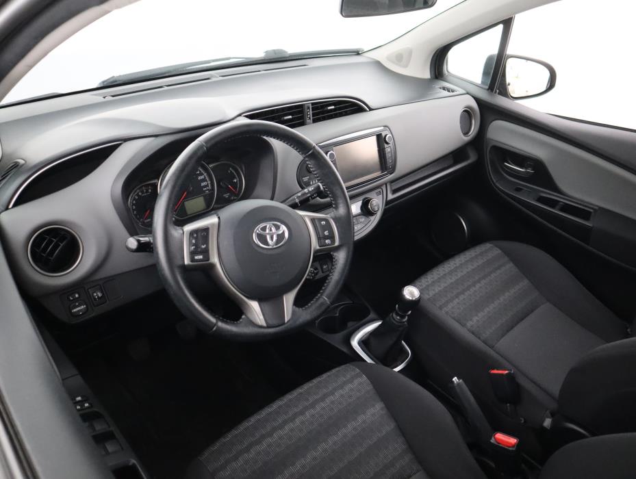 TOYOTA Yaris 2016