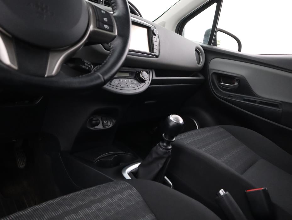 TOYOTA Yaris 2016