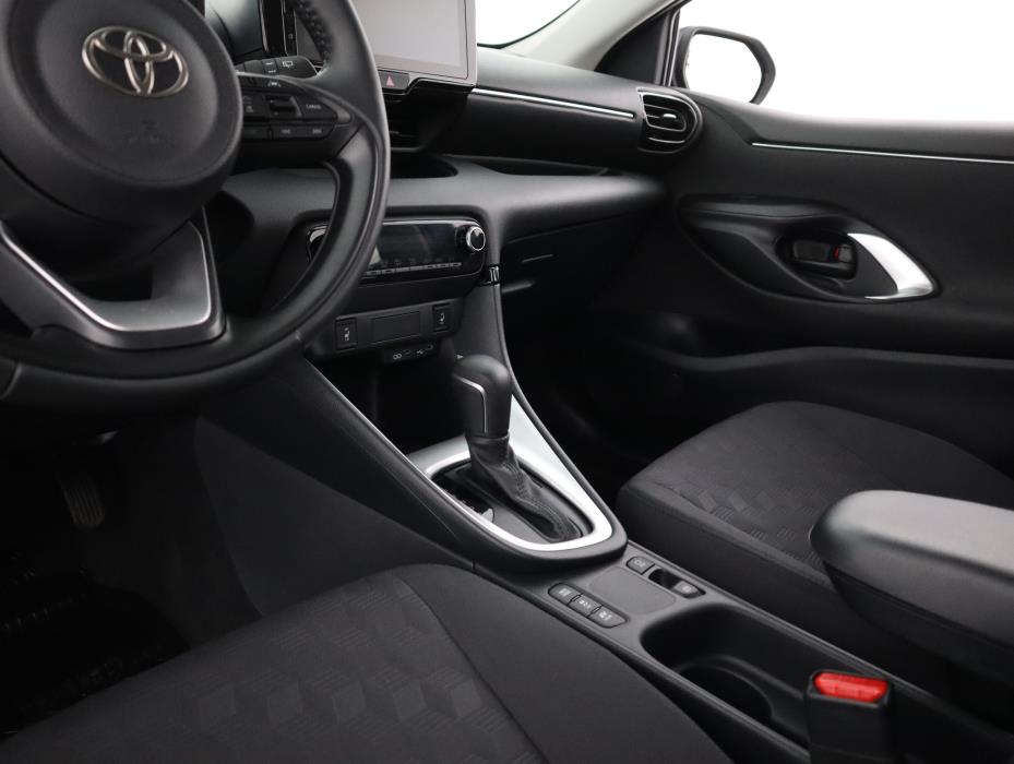 TOYOTA Yaris 2025
