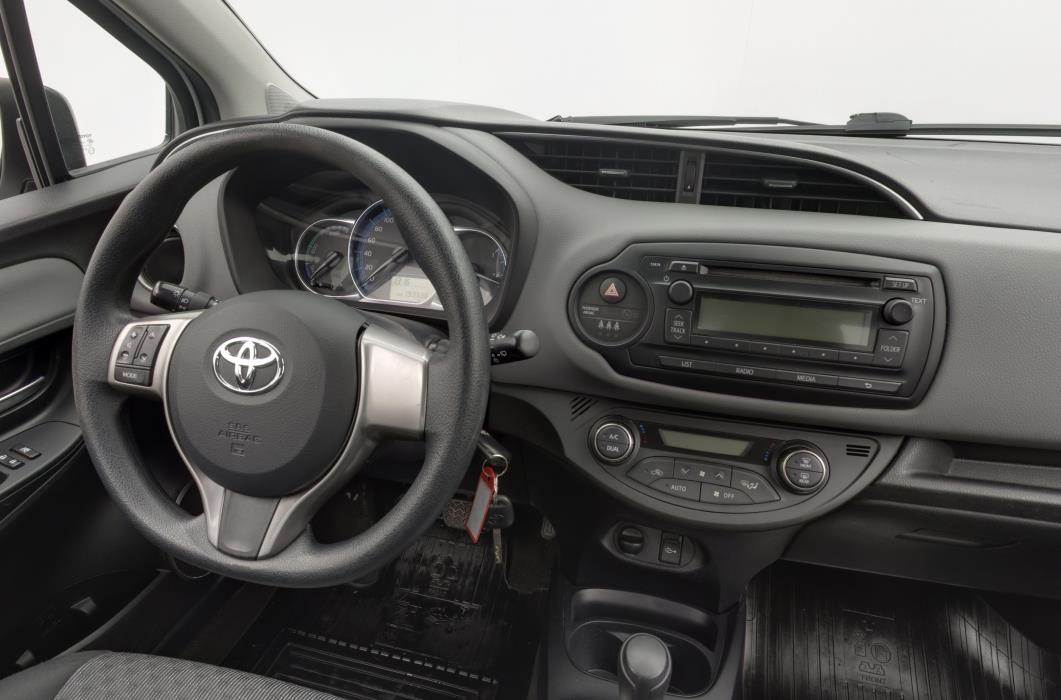TOYOTA Yaris 2015
