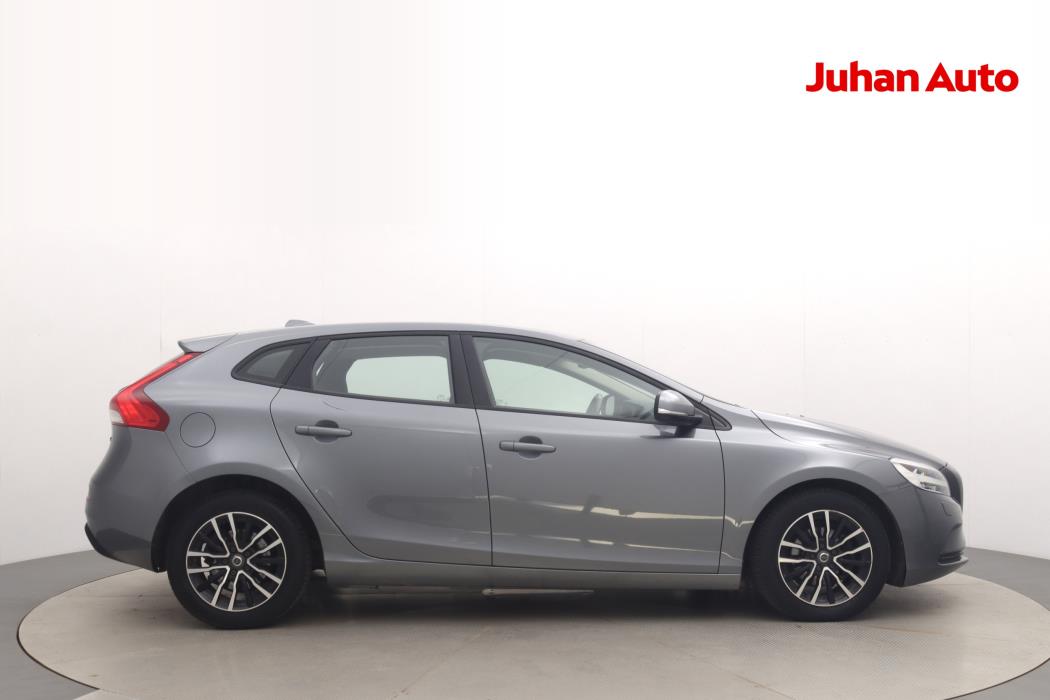 VOLVO V40 2016
