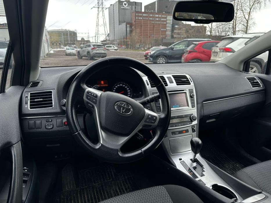 TOYOTA Avensis 2012