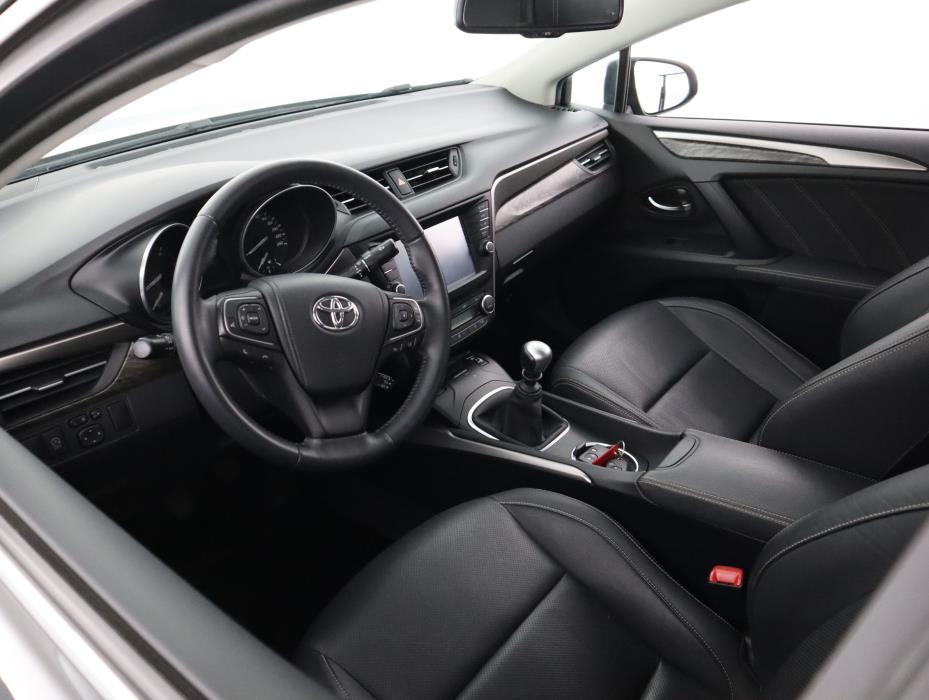 TOYOTA Avensis 2015