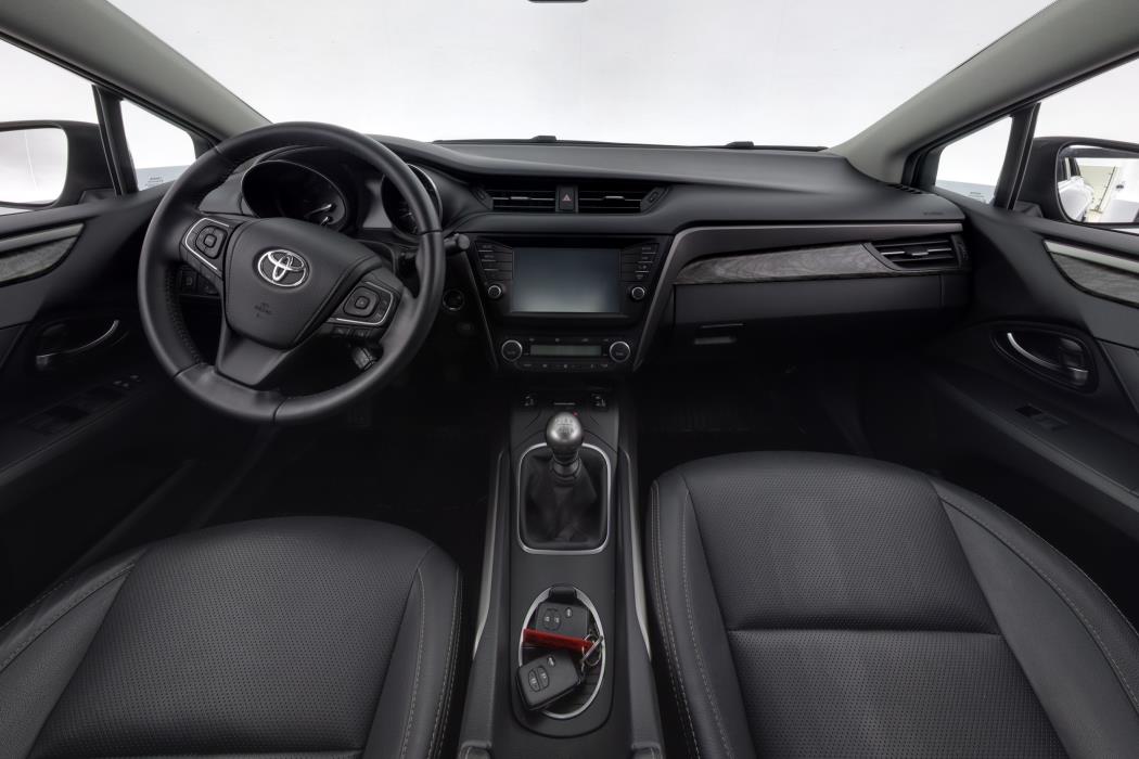 TOYOTA Avensis 2015